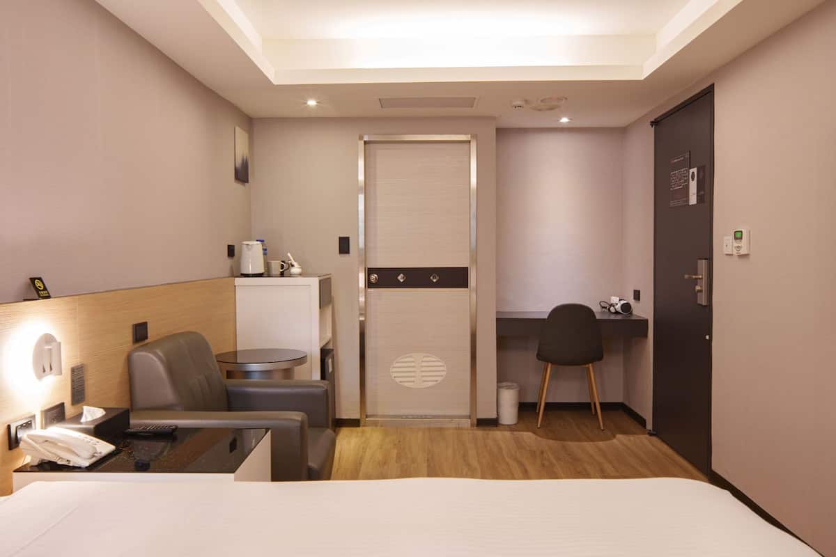 Artículos del minibar gratis y caja de seguridad en la habitación