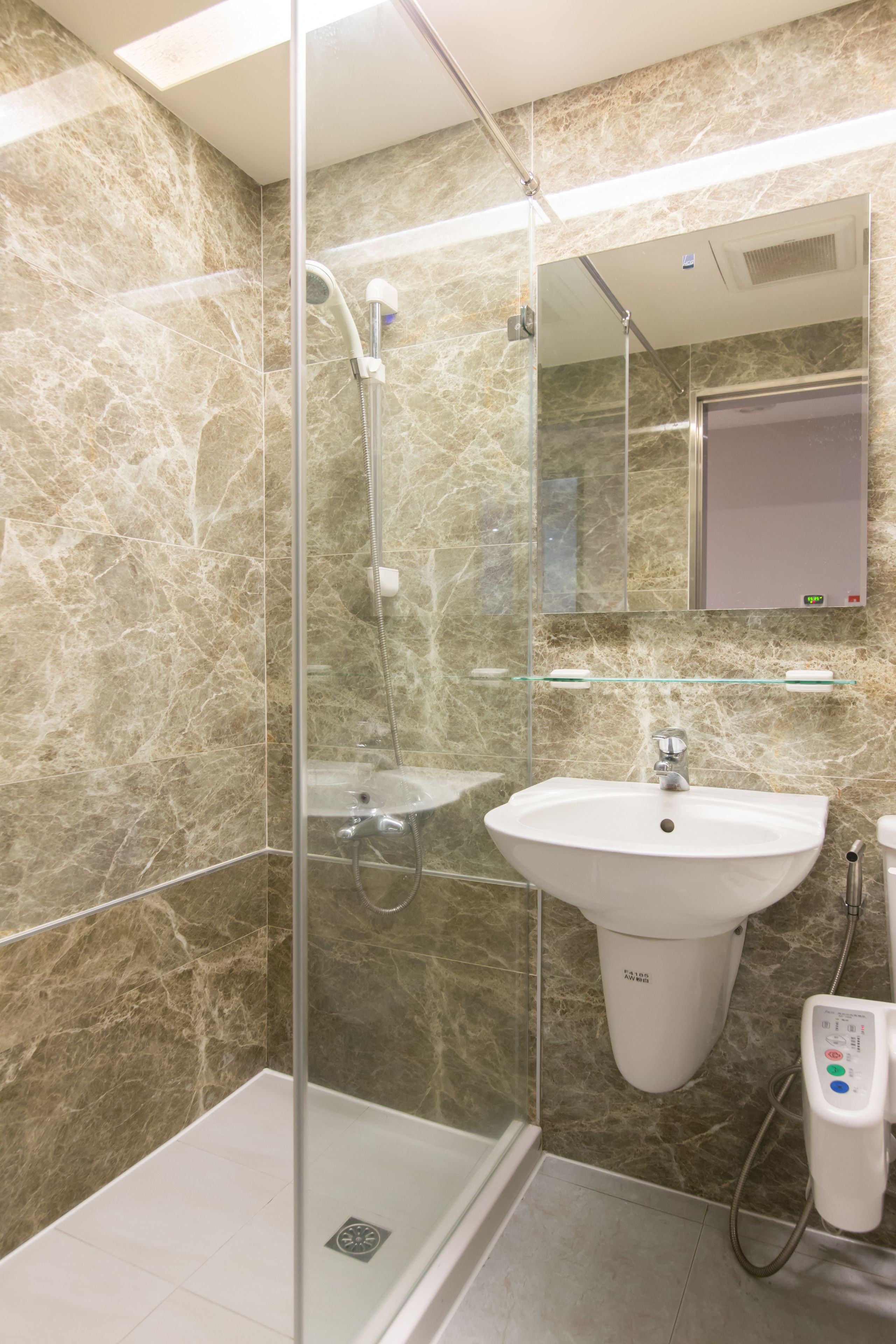 standard double room, 1 double bed | bathroom | combined shower/bathtub, deep-soaking bathtub, rainfall showerhead