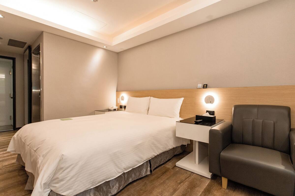 Free minibar, in-room safe, desk, laptop workspace
