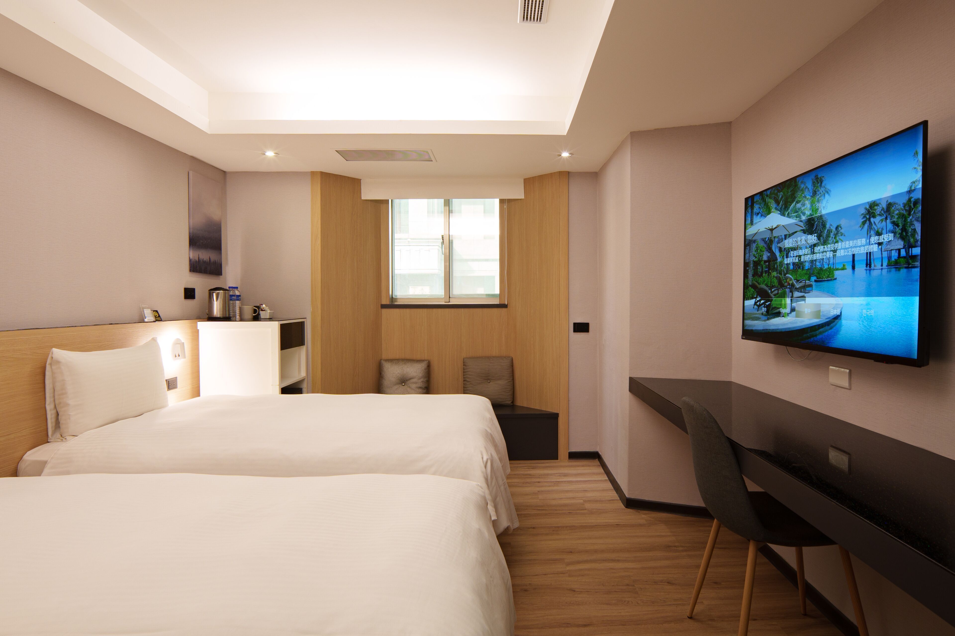 Minibar gratis, brankas, didekorasi berbeda-beda, dan meja kerja