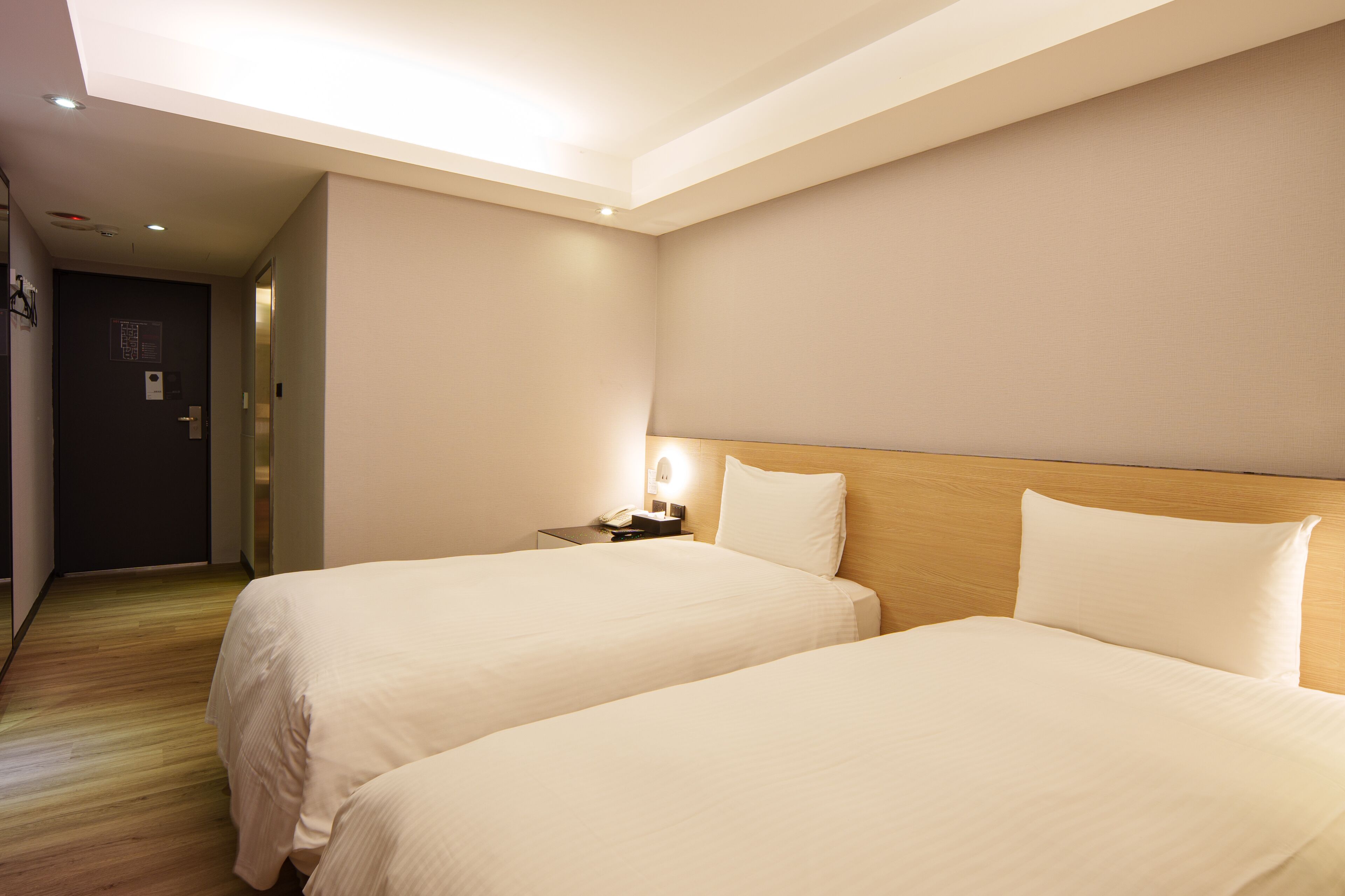 business twin room, 2 single beds | 1 bedroom, free minibar, in-room safe, individually decorated