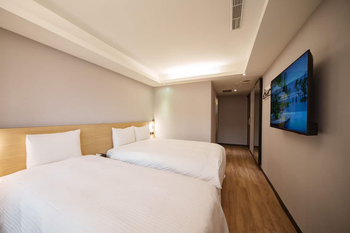 Minibar con artículos gratuitos y caja de seguridad en la habitación