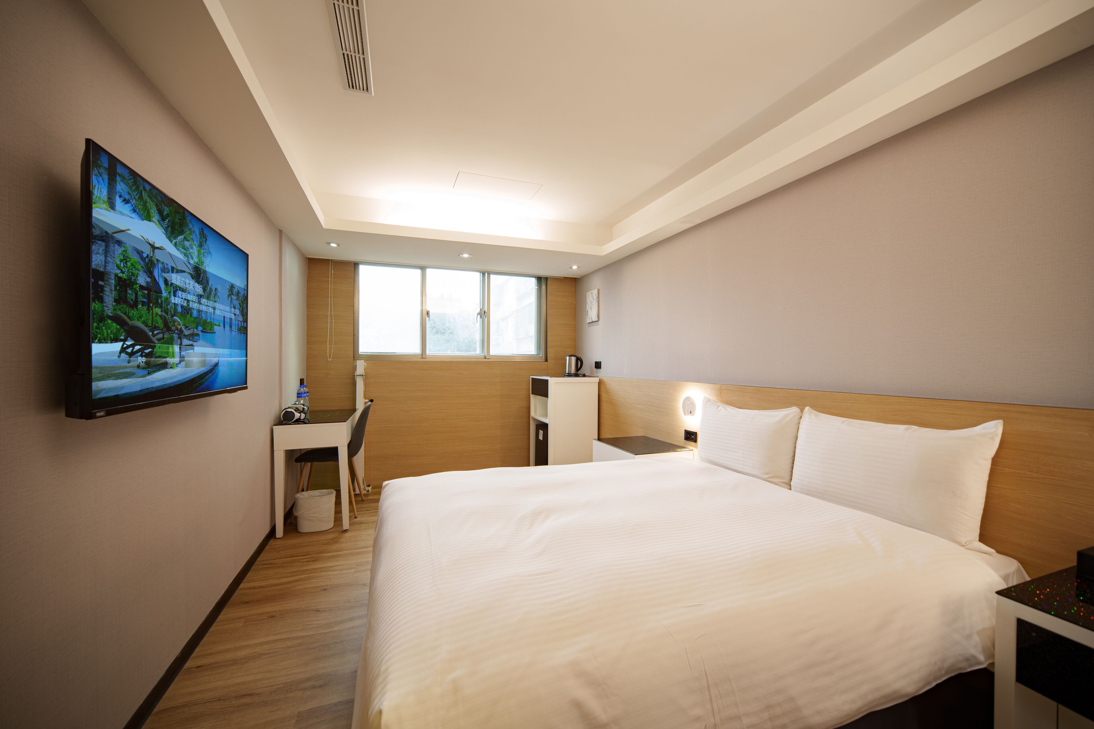 standard double room, 1 double bed | 1 bedroom, free minibar, in-room safe, individually decorated