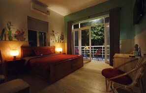 Habitación City | Minibar (con algunos artículos gratuitos), escritorio, cortinas opacas