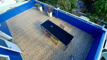 Habitació quàdruple panoràmica | Minibar amb articles gratuïts, escriptori i cortines opaques