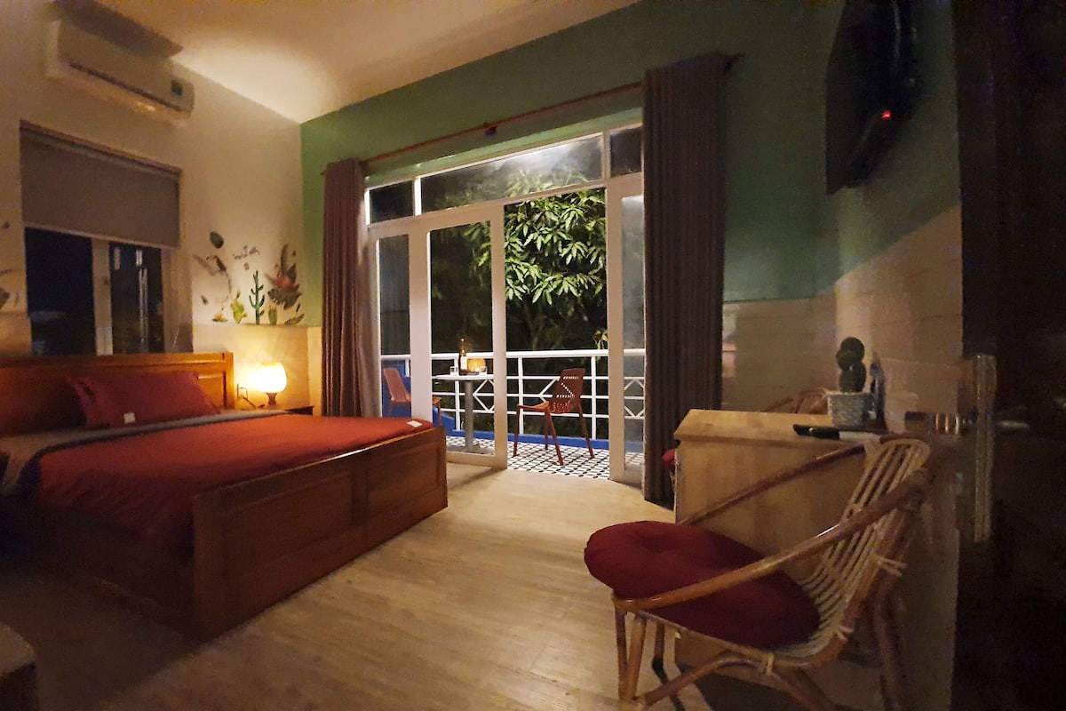 Romantische vierpersoonskamer, niet-roken | Een minibar met enkele gratis items, een bureau