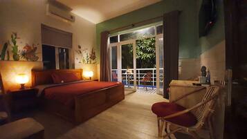 Habitación cuádruple romántica, para no fumadores | Artículos del minibar gratis, escritorio y cortinas blackout