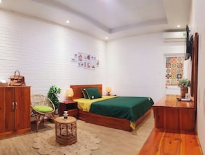 Artículos del minibar gratis, escritorio y cortinas blackout 