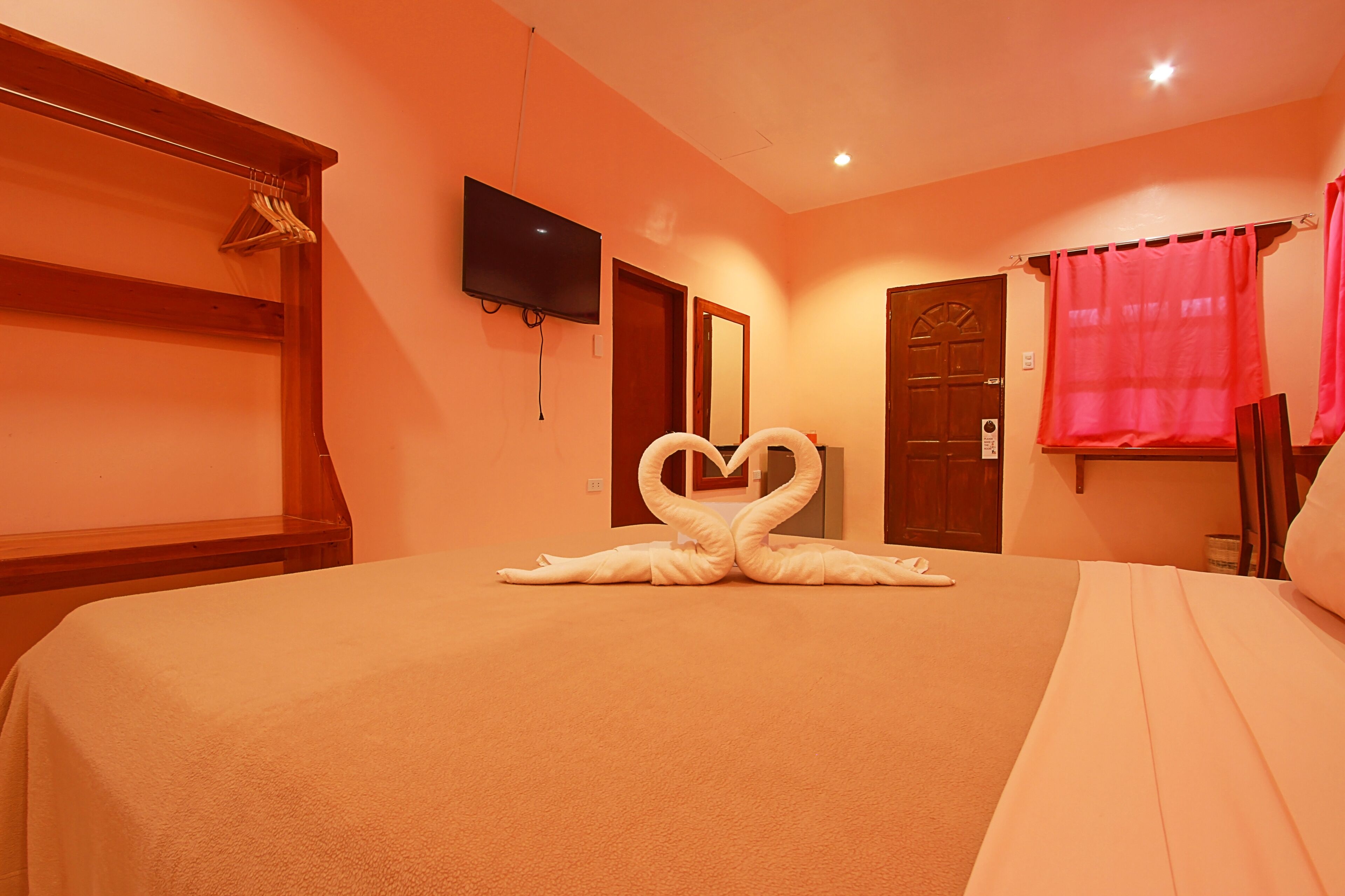 deluxe room, 1 queen bed, non smoking | 1 bedroom, individually decorated, free wifi