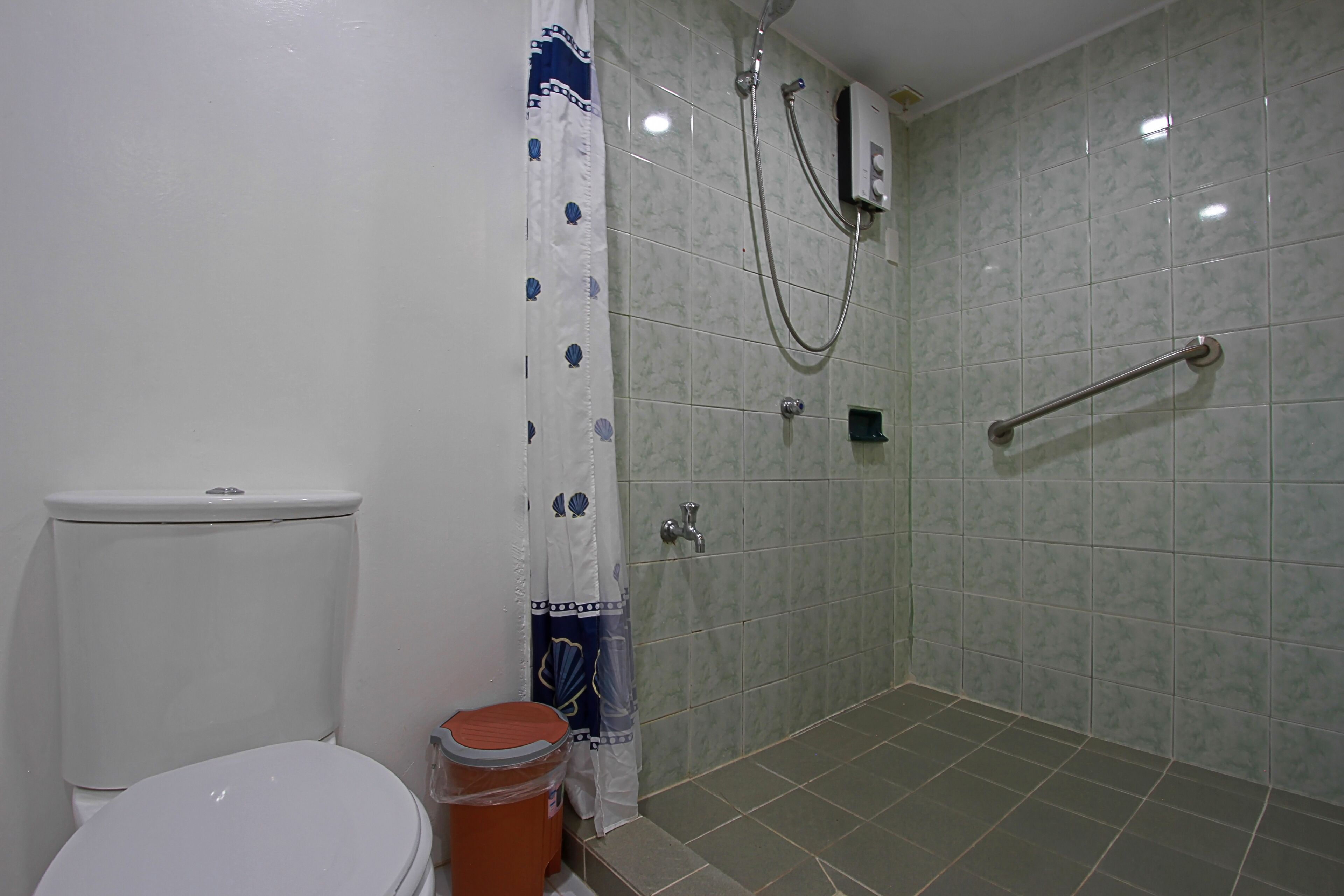 deluxe room, 1 queen bed, non smoking | bathroom | shower, free toiletries, hair dryer, bidet