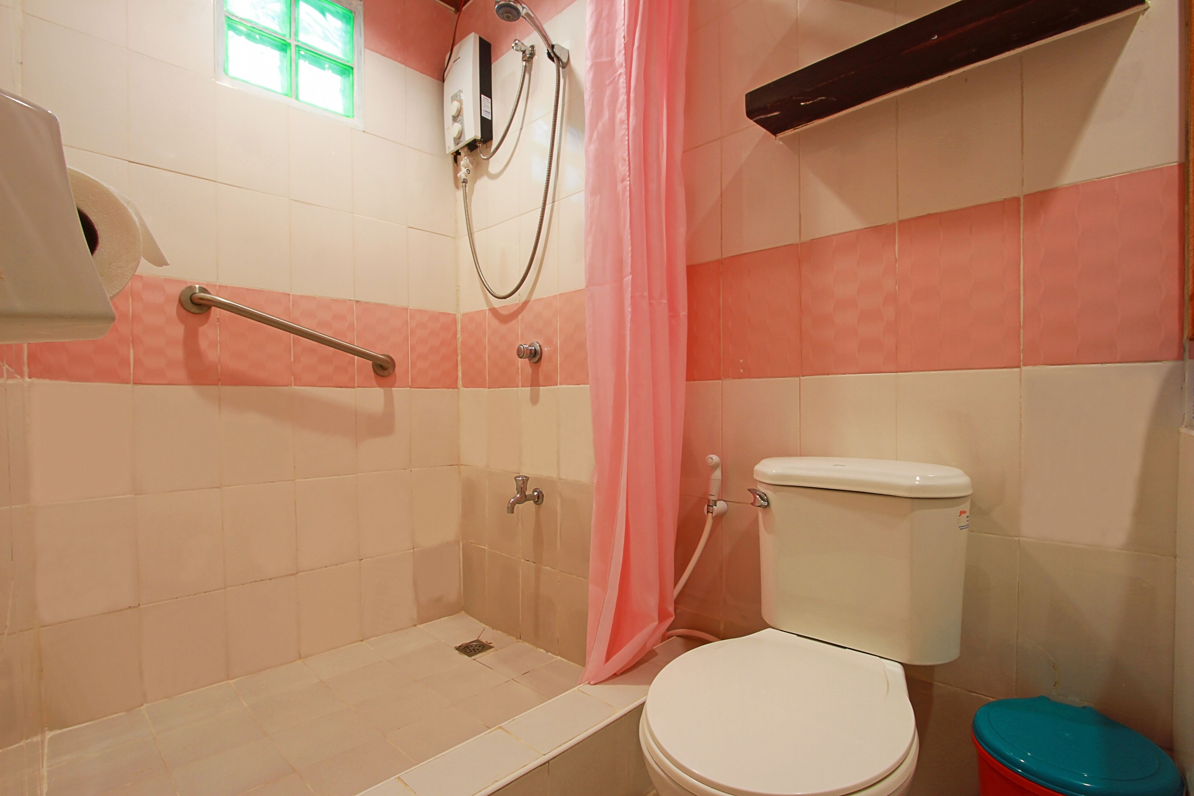 shower, free toiletries, hair dryer, bidet