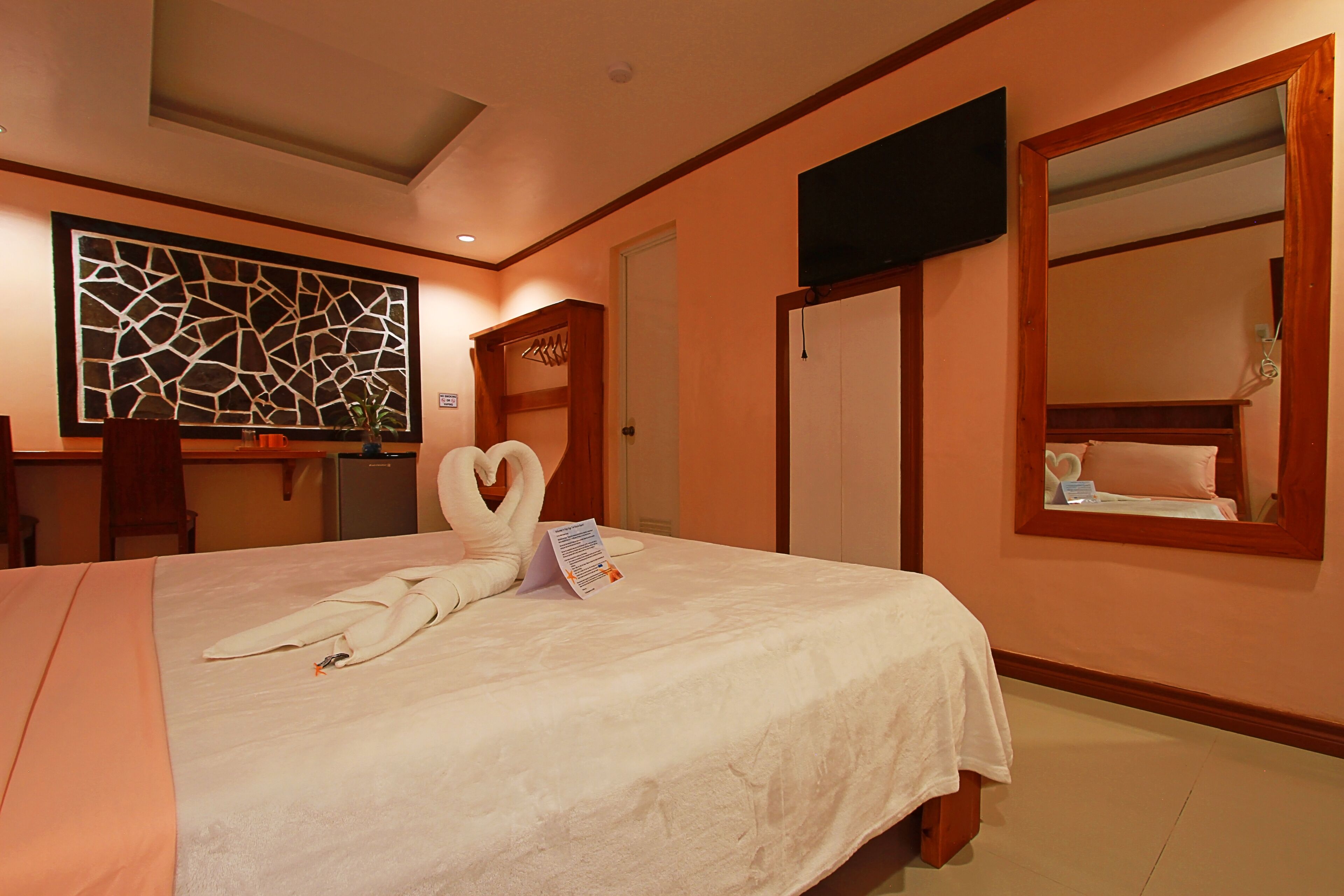 deluxe room, 1 queen bed | 1 bedroom, individually decorated, free wifi