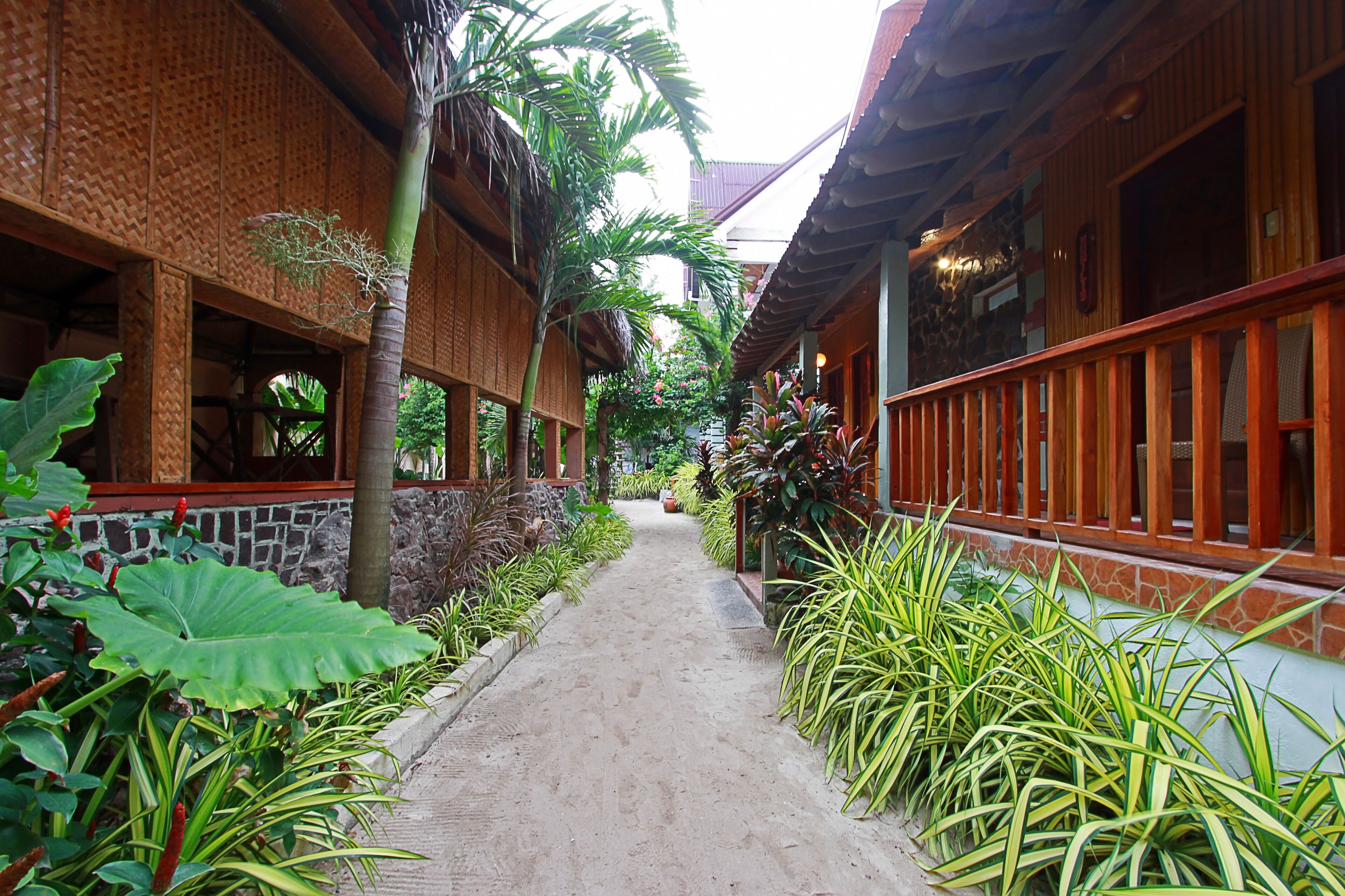 deluxe room, 1 queen bed, non smoking | garden view