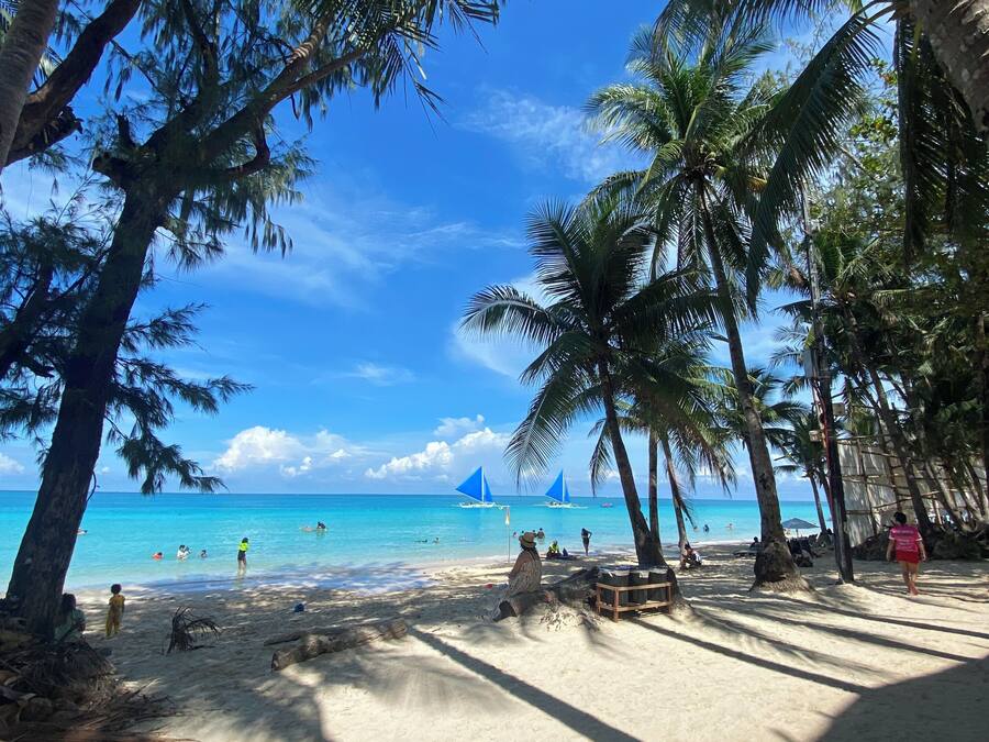 En la playa, arena blanca, toallas de playa