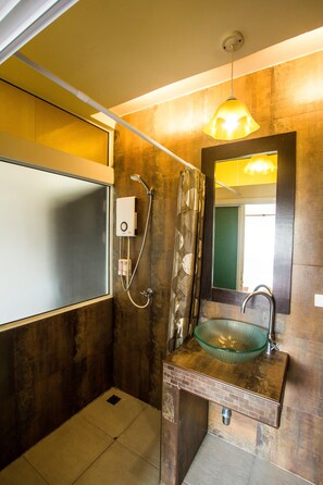 Deluxe Double Room with City View | Bathroom | Shower, rainfall showerhead, free toiletries, hair dryer - Queen Boutique Hotel (Koh Samui)