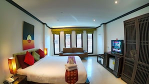 Deluxe Double Room with City View | Ropa de cama de alta calidad, caja fuerte, escritorio
