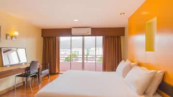 Deluxe King Room | Hypo-allergenic bedding, blackout curtains, free WiFi, bed sheets