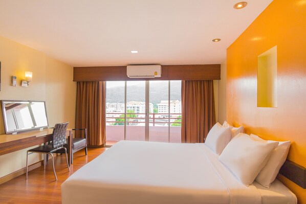 Deluxe King Room | Hypo-allergenic bedding, blackout drapes, free WiFi, bed sheets