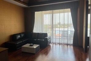 Executive Suite | Living area