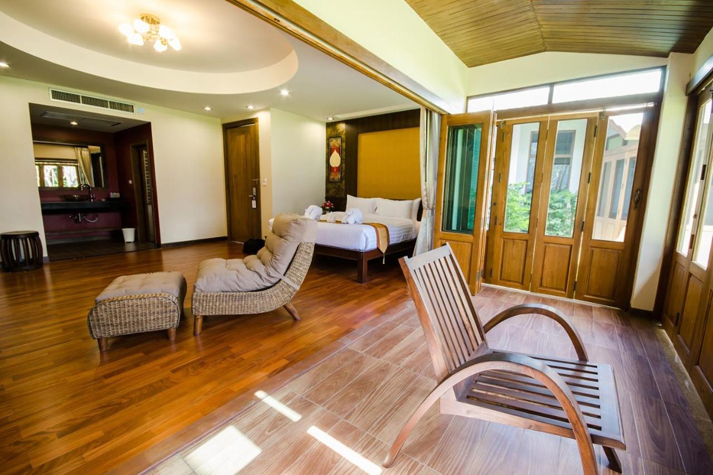 客房内保险箱、办公桌、遮光窗帘、免费 WiFi