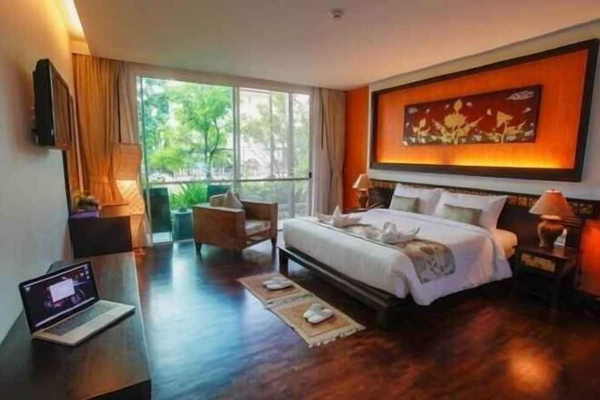 Minibar, in-room safe, individually furnished, desk