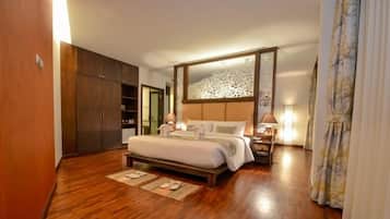 Junior Suite | Minibar, in-room safe, individually furnished, desk