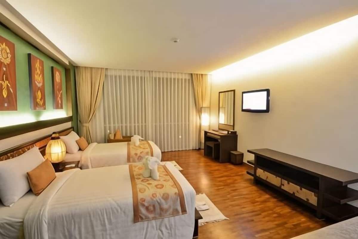 Minibar, in-room safe, desk, blackout curtains