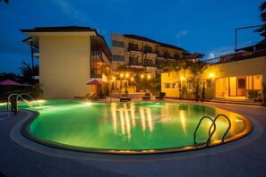 室外游泳池，池畔遮阳伞