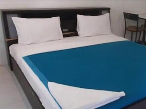 Una scrivania, Wi-Fi gratuito