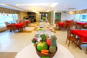 Breakfast, lunch and dinner served  - Hoang Sa Hotel (Da Nang)