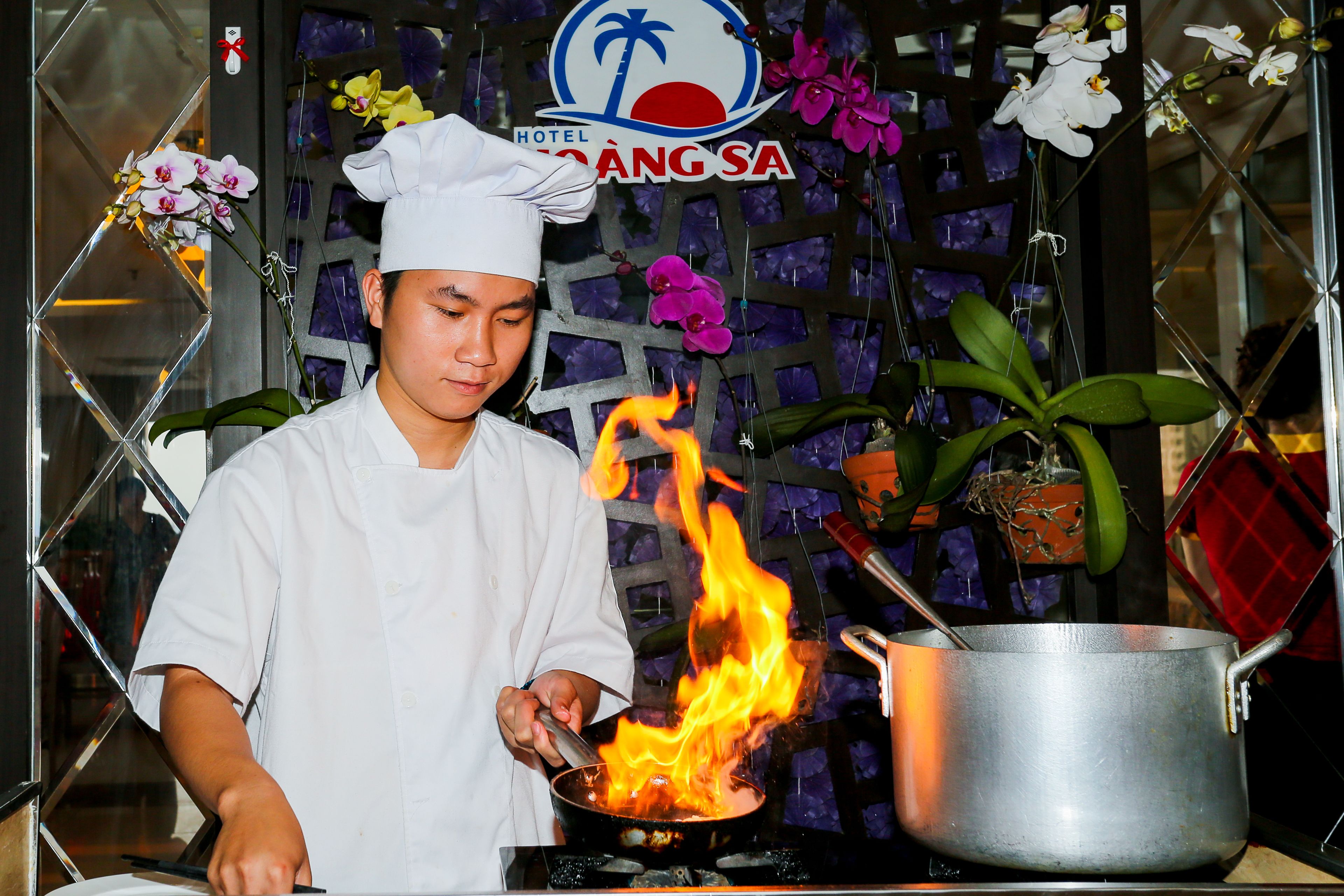 Ein Koch, der in einem Topf über Flammen kocht.