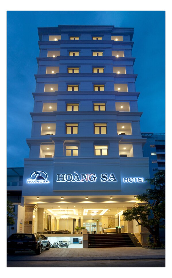 Front of property - evening/night - Hoang Sa Hotel (Da Nang)