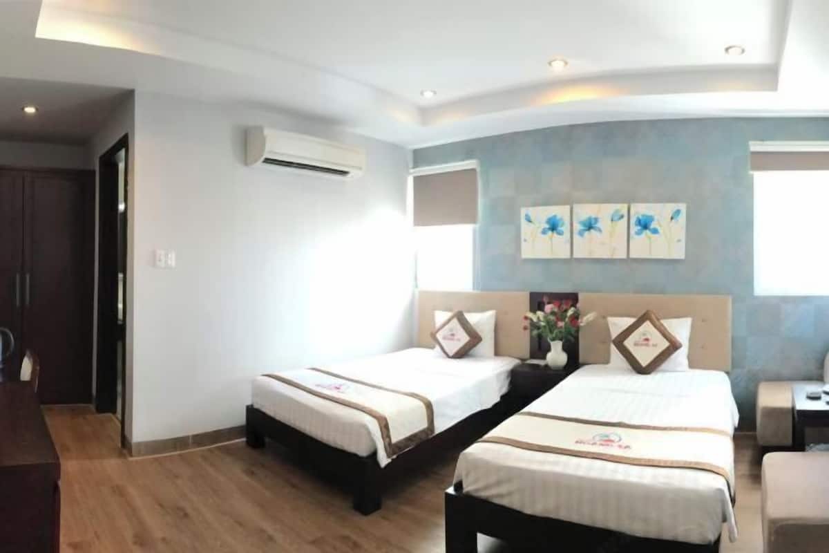 Daunenbettdecken, Betten mit Memory-Foam-Matratzen, Minibar