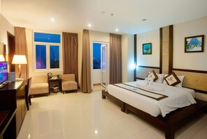 Down comforters, memory foam beds, minibar, desk - Hoang Sa Hotel (Da Nang)
