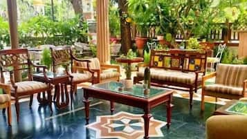 Se sirven brunches y cocina italiana, con vista a la piscina