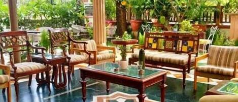 Serviço de brunch, culinária italiana, vistas para a piscina