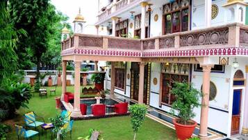 Spécialités Cuisine indienne, vue sur la piscine