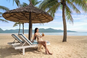 海灘、白沙、躺椅、太陽傘