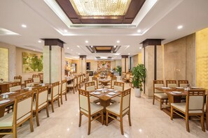 Serveert ontbijt, lunch en diner