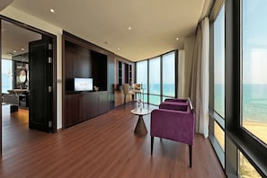 Executive Suite, 1 Double Bed, Balcony, Ocean View