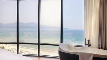 Suite ejecutiva, 1 cama matrimonial, balcón, vista al océano | 1 habitación, minibar y caja de seguridad en la habitación