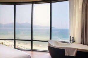 Executive suite, 1 tweepersoonsbed, balkon, uitzicht op zee | 1 slaapkamer, een minibar, een kluis op de kamer