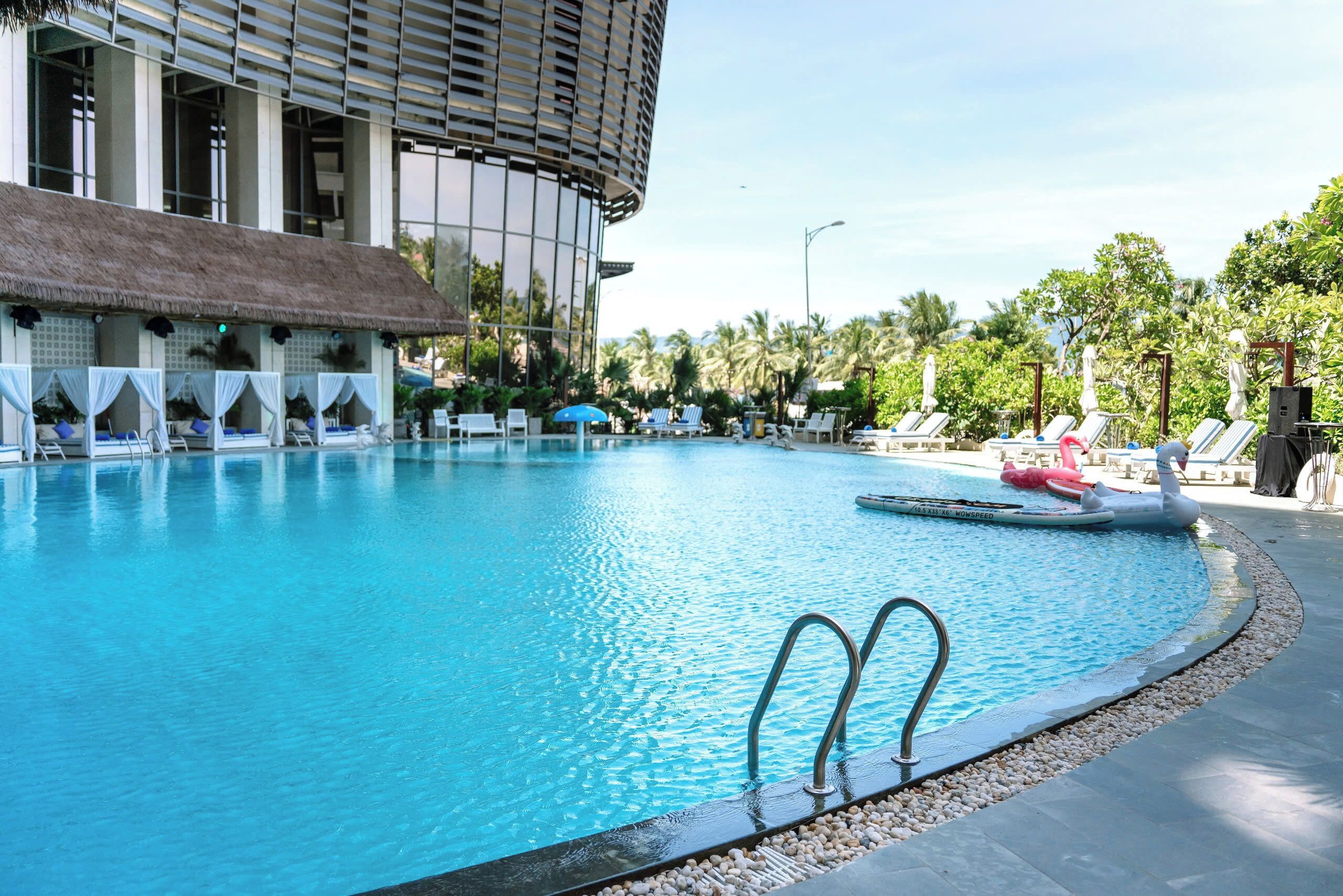Outdoor pool, pool umbrellas, sun loungers