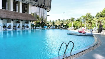 Outdoor pool, pool umbrellas, sun loungers