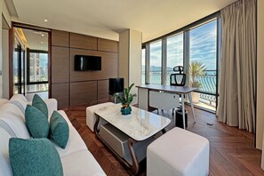 Presidentiële suite, 1 tweepersoonsbed, bad, uitzicht op zee | Woonruimte | Een 29-inch lcd-televisie met satellietzenders en televisie