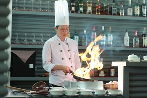 供應早餐、午餐、晚餐；多國菜；池景