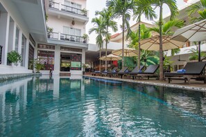 Outdoor pool, pool umbrellas, pool loungers - Diamond D'Angkor Boutique (Siem Reap)