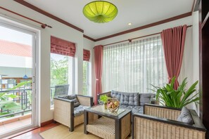 Minibar, Zimmersafe, individuell dekoriert, individuell eingerichtet