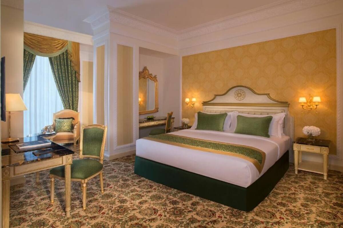 Luxe beddengoed, een minibar, een kluis op de kamer, een bureau