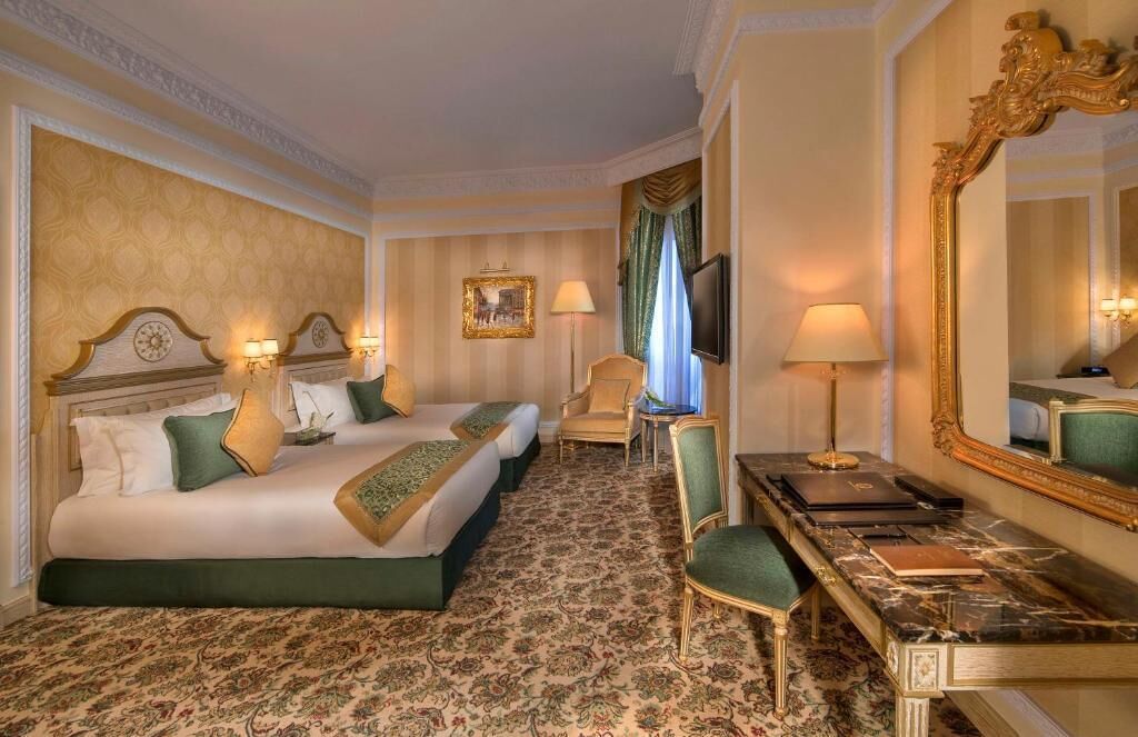 Roupas de cama premium, frigobar, cofres nos quartos